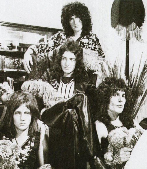 להקת קווין הצעירה ב-1973