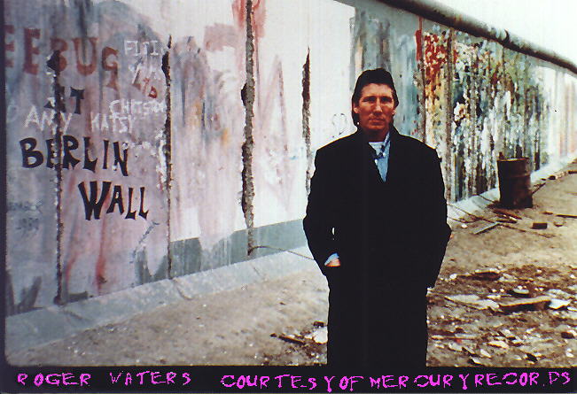 רוג'ר ווטרס ליד חומת ברלין